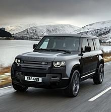 Der neue V8-Kompressormotor mit 386 kW (525 PS) macht den Defender V8 zum schnellsten und leistungsstärksten Defender aller Zeiten – mit einer Beschleunigung von 0 auf 100 km/h in 5,2 Sekunden (Defender 90) und einer Höchstgeschwindigkeit von 240 km/h